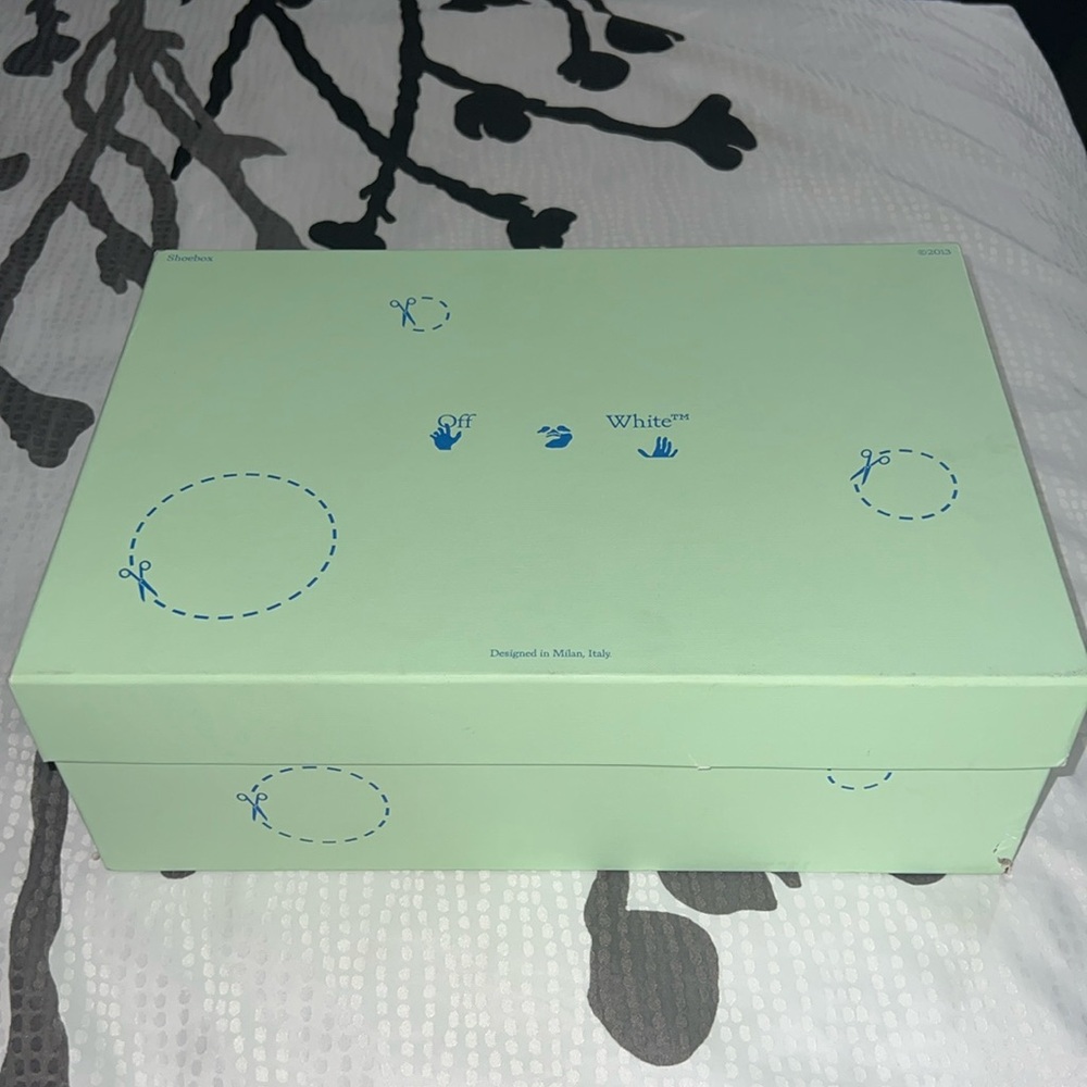 Off-White shoes box